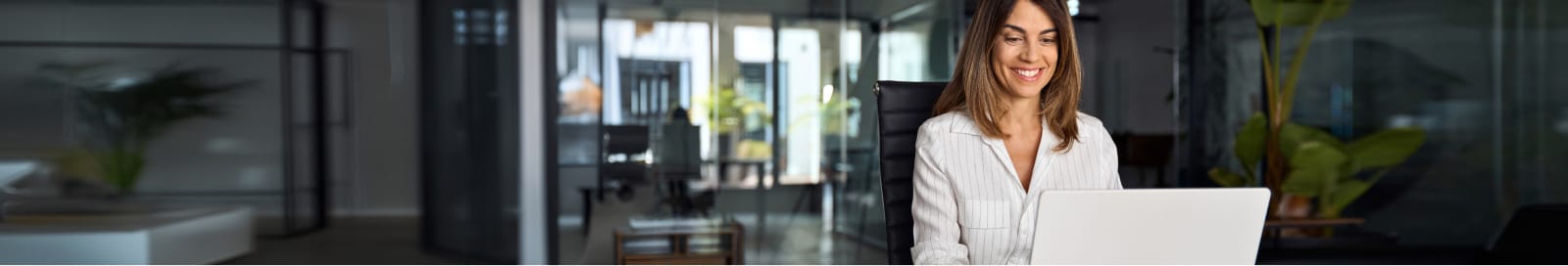 Femme devant un ordinateur portable.