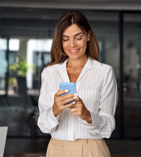 Femme regardant son cellulaire.