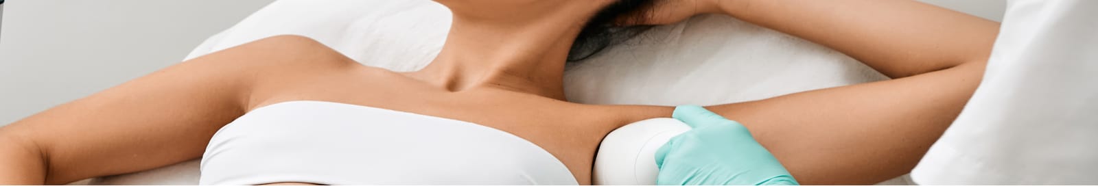 Femme etendue sur le dos prete pour un traitement.