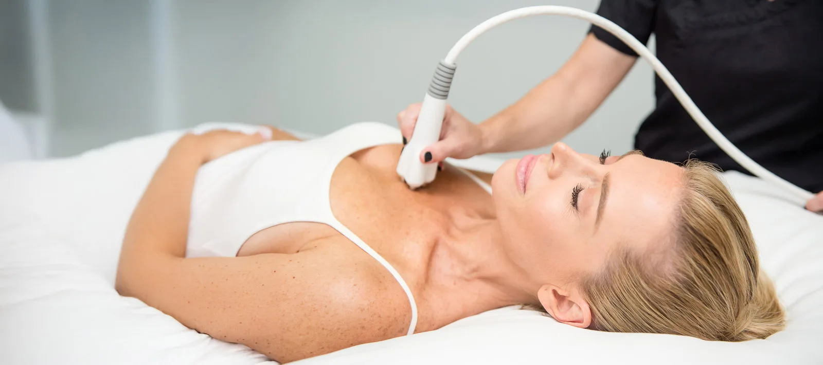 Femme recevant un traitement esthetique.